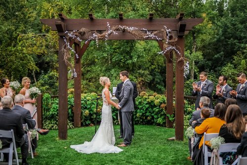 Couple saying their vows at Bunker Hills outdoor wedding space